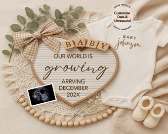 Może przedstawiać: Ogłoszenie o ciąży z tablicą w kształcie serca z napisem "OUR WORLD IS growing" i "ARRIVING DECEMBER 202X." Zawiera body dla dziecka, zdjęcie USG i kokardę.