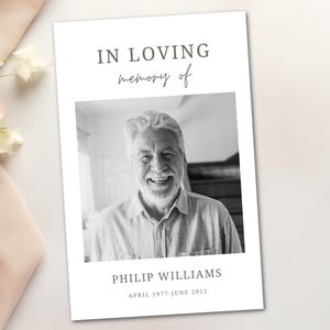 Peut inclure: Carte de deuil en noir et blanc avec le texte "En souvenir affectueux de" et une photo d'un homme souriant. La carte comprend également le nom "Philip Williams" et les dates "Avril 1977 - Juin 2022".