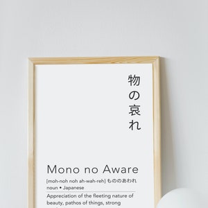 Puede incluir: Una impresión enmarcada con la palabra japonesa "物の哀れ" (mono no aware) y su traducción al inglés: "Apreciación de la naturaleza fugaz de la belleza, el pathos de las cosas, un fuerte sentido estético".