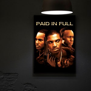 Może przedstawiać: Plakat filmowy do filmu "Paid in Full" przedstawiający trzech mężczyzn, z których dwóch trzyma broń. Plakat utrzymany jest w ciemnej, surowej stylistyce z ciepłą pomarańczowo-żółtą kolorystyką.