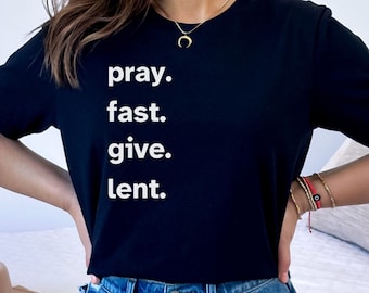 Peut inclure: Un t-shirt noir avec le texte "pray. fast. give. lent." imprimé en blanc.