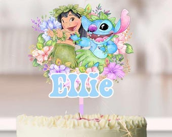 Pode incluir: Um bolo branco com cobertura rosa e granulado, coberto com um topo de bolo com Stitch e Lilo do filme da Disney Lilo & Stitch. O topo do bolo também inclui o nome "Ellie".