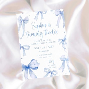 Peut inclure: Une invitation bleu clair avec des nœuds à l'aquarelle et le texte "Sophia a douze ans". La carte invite les invités à un high tea le 25 août au Royal Cafe, Australie 7711. RSVP à Sabina.