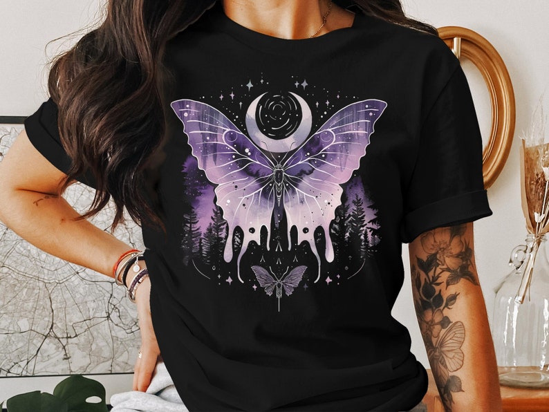Dark Gothic Luna Moth Tee Moody Aesthetic Dark Aesthetic Whimsigoth Clothing Dark Cottagecore Luna Moth Gothic Clothes Gorpcore style tshirt afbeelding 1