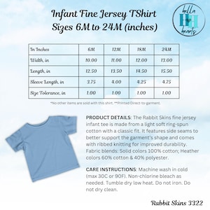 Może przedstawiać: Jasnoniebieski t-shirt z cienkiej dzianiny dla niemowląt. Koszulka wykonana jest z miękkiej bawełny ring-spun. Obraz zawiera tabelę rozmiar&oacute;w z wymiarami w cm dla rozmiar&oacute;w od 6M do 24M. Koszulka ma klasyczny kr&oacute;j.