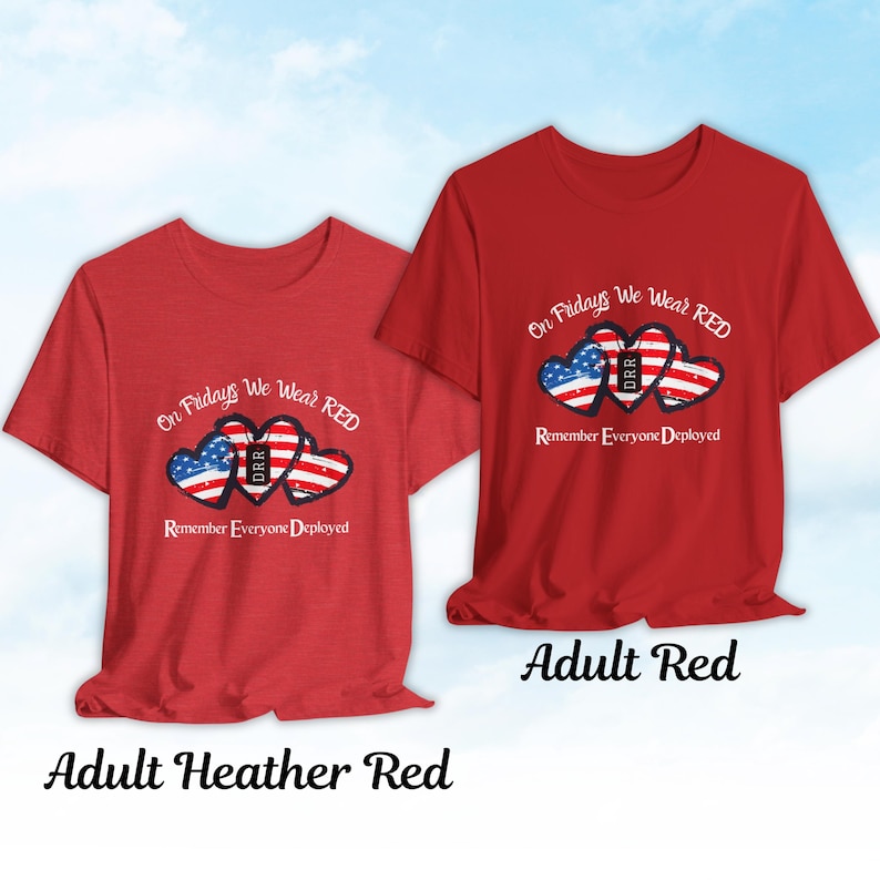 Może przedstawiać: Dwie czerwone koszulki z napisem "On Fridays We Wear RED" nad trzema kształtami serca w kolorach amerykańskiej flagi. Tekst "Remember Everyone Deployed" znajduje się pod sercami. Jedna koszulka jest oznaczona jako "Adult Heather Red", a druga jako "Adult Red".