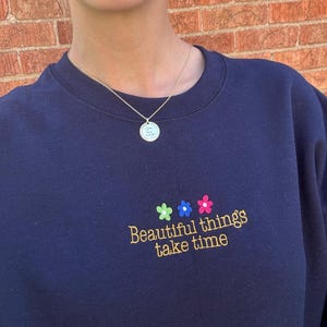 Sudadera bordada &quot;Las cosas bellas toman tiempo&quot; Suéter bordado floral con bordado de salud mental Linda sudadera cristiana de cuello redondo