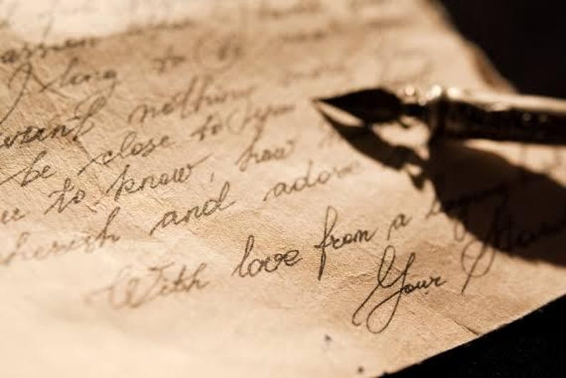 K&ouml;nnte beinhalten: Eine Nahaufnahme eines handgeschriebenen Briefes mit einem F&uuml;llfederhalter darauf. Der Brief lautet "be close to know how with and adore love from a heart your".