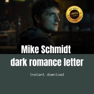 Puede incluir: Un póster que anuncia una novela de romance oscuro titulada "dark romance letter" de Mike Schmidt. El póster presenta a un hombre mirando hacia un lado con una expresión seria. El póster tiene un sello dorado que dice "Best Quality Limited Edition Guaranteed".
