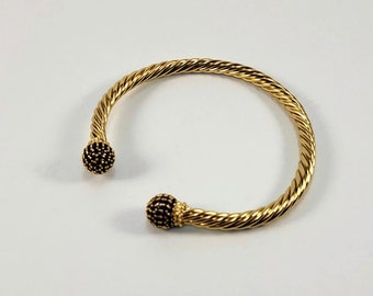 Pulsera chapada en oro retorcido de la marina - pulsera de latón - pulseras de oro hechas a mano - accesorio moderno minimalista, regalo para ella - regalo del Día de la Madre