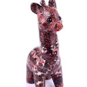 Scultura di giraffa in cristallo di diaspro e pelle di leopardo: decorazione per la casa intagliata a mano
