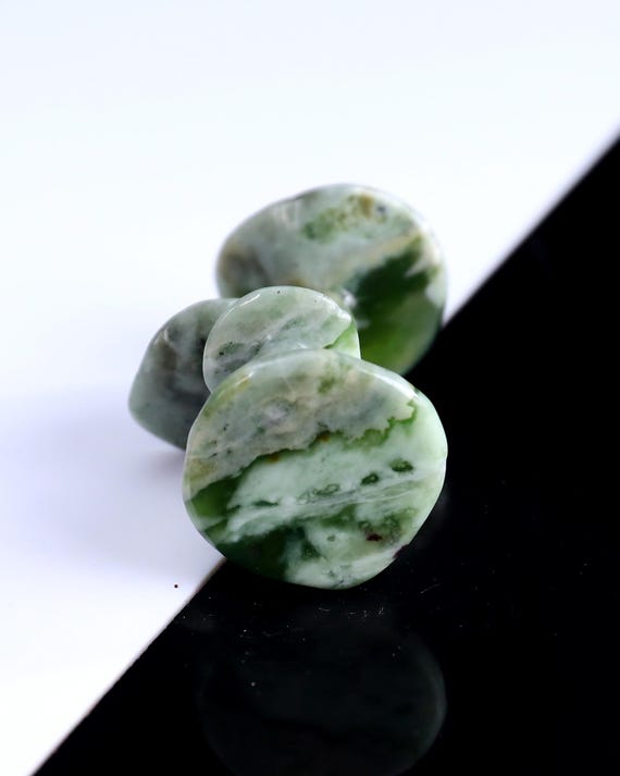 天然新翡翠クリスタルのキノコ彫刻：手彫りのコレクターズギフト（高さ