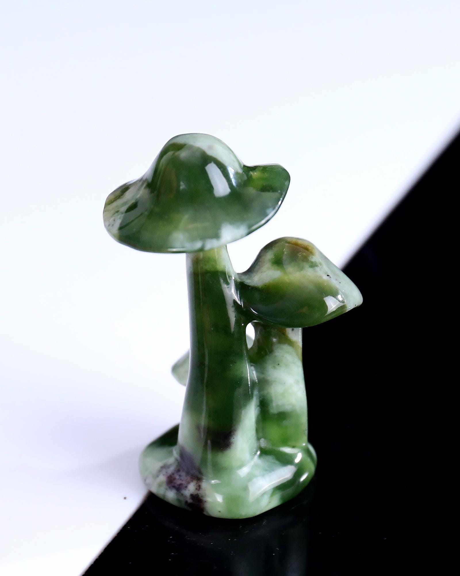天然新翡翠クリスタルのキノコ彫刻：手彫りのコレクターズギフト（高さ