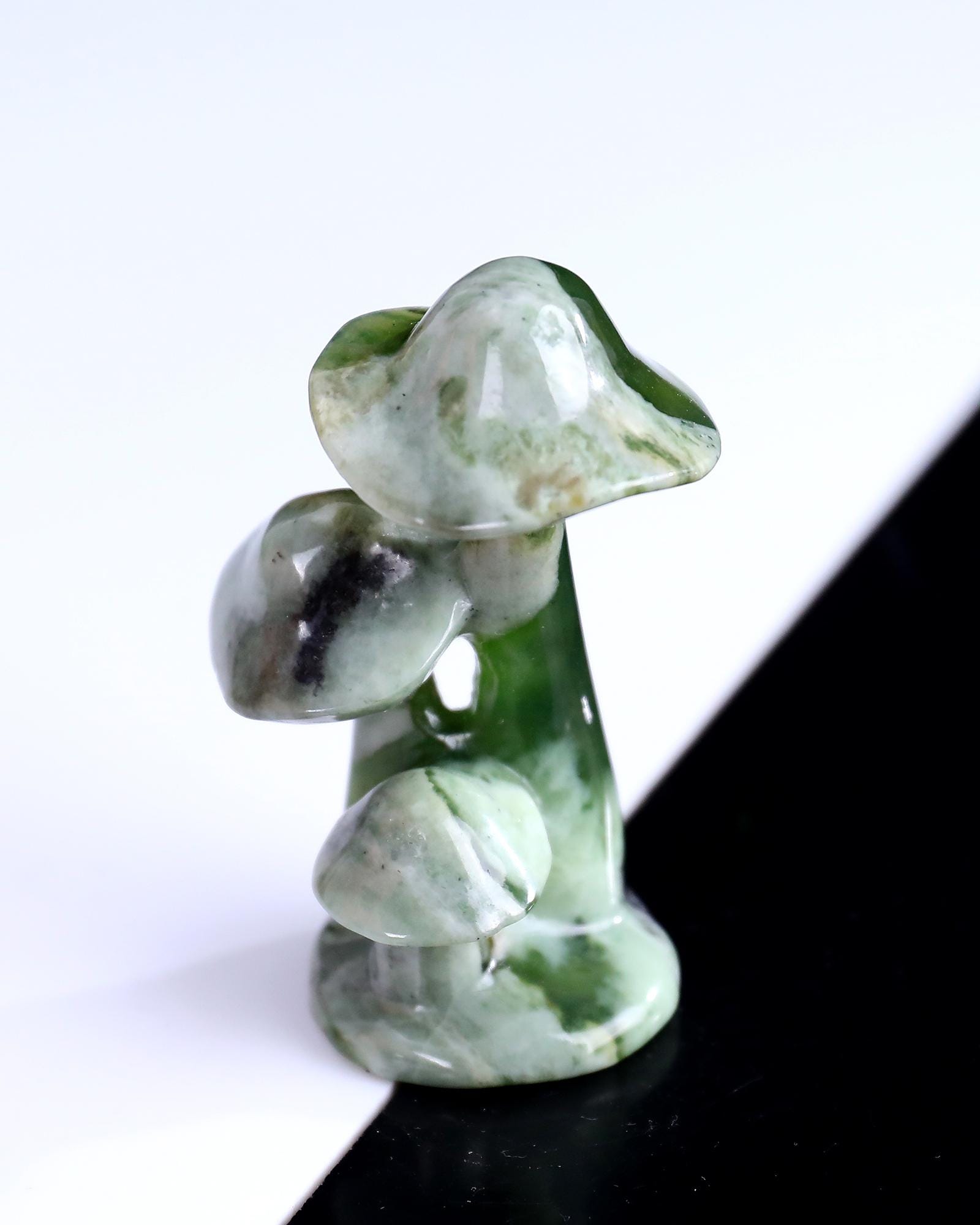 天然新翡翠クリスタルのキノコ彫刻：手彫りのコレクターズギフト（高さ