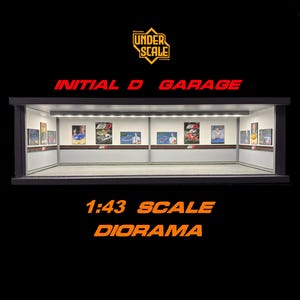Op de afbeelding: Een 1:43 schaal diorama van een Initial D garage. De miniatuur garage heeft posters en een geblokte vloer. Het diorama staat tegen een zwarte achtergrond, met de woorden "UNDER SCALE" en "INITIAL D GARAGE" in de afbeelding.