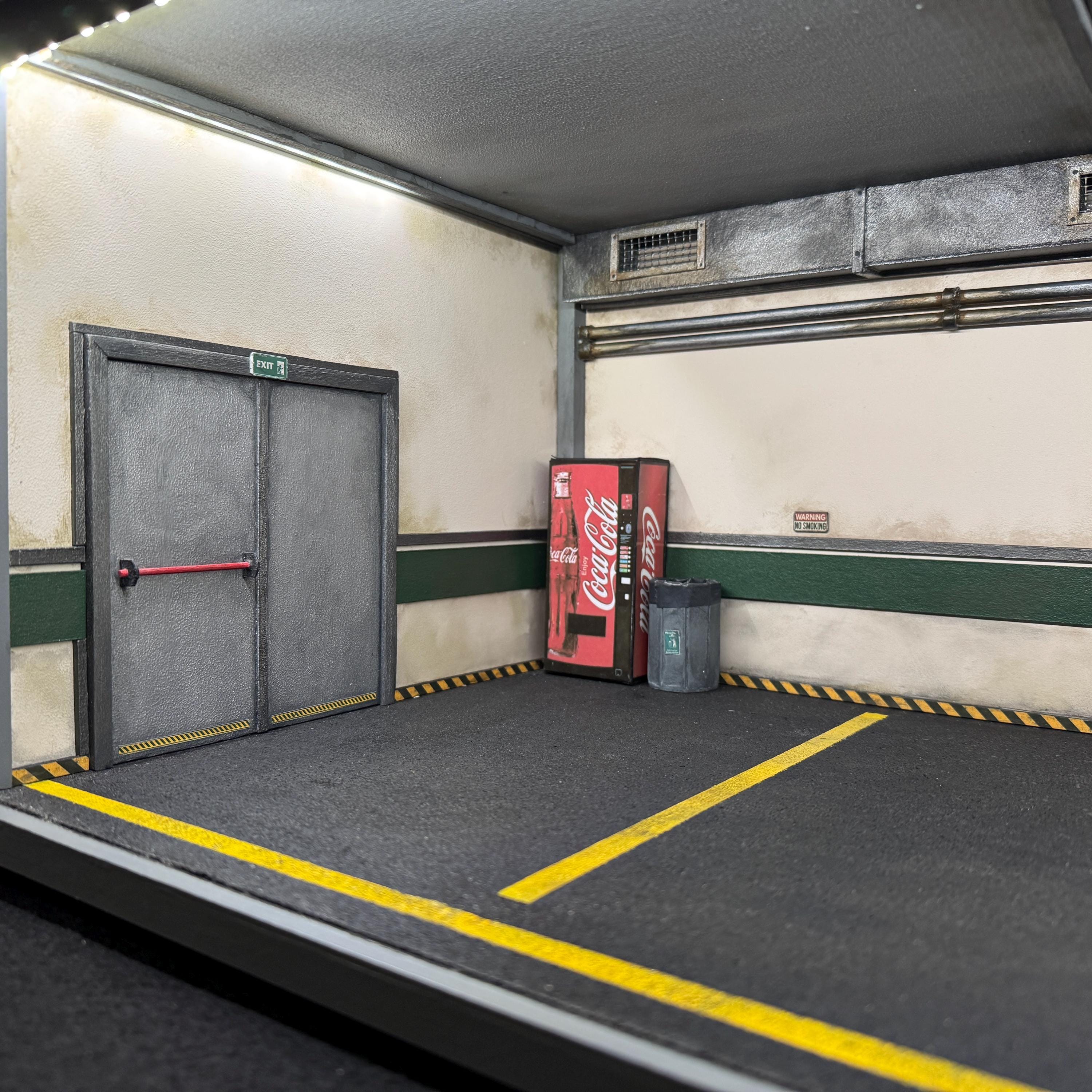 Diorama Parking Lot 1:18 Scale Car Showcase - Model Display