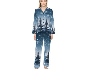 Damen Winter Satin Pyjama Set - Nachtwäsche aus verschneitem Wald, kuschelige Nachtwäsche mit blauen Knöpfen, elegantes Lounge Set für die kalte Jahreszeit