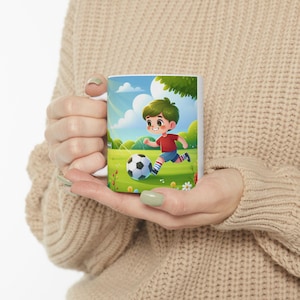 Fußballjungen-Keramikbecher, Sonniger Tag-Kinderkarikatur-Tasse, wunderliches spielerisches kinderfreundliches Geschenk, lebendiger Farbbecher, illustriertes Sport-Trinkgeschirr,