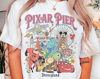 Camiseta retro Disney Pixar Fest 2026 / Camiseta "Encuéntrame en el muelle de Pixar" / Camiseta de grupo de personajes de Disney Pixar / Fiesta de juegos de Pixar Pals