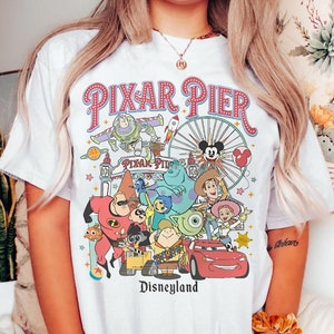 Camiseta retro Disney Pixar Fest 2025 / Camiseta Meet Me At Pixar Pier / Camiseta grupal de personajes de Disney Pixar / Fiesta de juegos de Pixar Pals