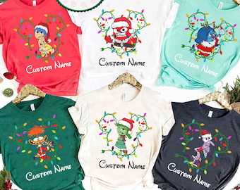 Camiseta navideña personalizada Disney Inside Out 2 con luz / Camiseta navideña personalizada con todos los personajes de Disneyland a juego / Mickey Very Merry Xmas