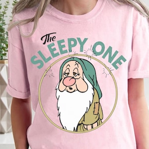Retro 90S The Sleepy One Shirt | Schneewittchen und sieben Zwerge T-Shirt | Schläfriger Zwerg Disney T-Shirt | Disneyland Reise Outfits | Disney-Geburtstag