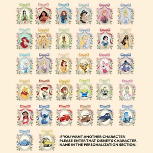 Op de afbeelding: Een kleurrijk diagram met afbeeldingen van verschillende Disney-personages in ovale frames met bloemmotieven. De personages omvatten prinsessen, cartoonfiguren en personages uit Pixar-films. De tekst onderaan luidt "ALS JE EEN ANDER PERSONAGE WILT, VOER DAN DE NAAM VAN DAT DISNEY-PERSONAGE IN IN DE PERSONALISATIE-SEKTIE."