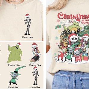 Puede incluir: Una camiseta beige con un dise&ntilde;o de Navidad en la calle principal con personajes de Pesadilla antes de Navidad. El dise&ntilde;o incluye a Jack Skellington, Sally, Oogie Boogie y otros personajes. El texto "Christmas on Main Street" est&aacute; impreso en la camiseta.