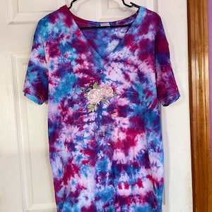 Tie Dye Vneck adult size large-Floral