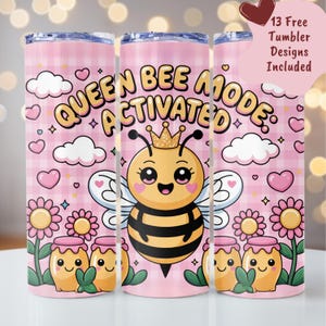 Könnte beinhalten: Rosafarbener Becher mit einem Cartoon-Bienen-Design. Der Becher trägt den Text "QUEEN BEE MODE ACTIVATED" und enthält Illustrationen von Bienen, Honigtöpfen, Blumen, Wolken und Herzen. Das Design wiederholt sich.