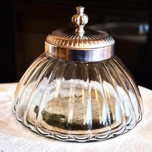 Lata de galletas &quot;Amel&quot; de vidrio y metal con tapa. Francia. Circa 1940.
