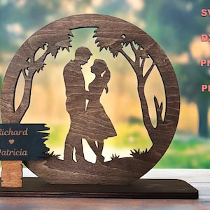 Letrero de mesa personalizado con texto en inglés "Pareja romántica cortada con láser" listo para usar, regalo único personalizado para enamorados
