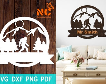 Könnte beinhalten: Ein Wandkunstwerk aus Holz zum Thema Bigfoot. Das Design zeigt eine Silhouette von Bigfoot, der vor Bäumen und Bergen geht, mit einem Banner zur Personalisierung. Das Bild enthält auch den Text "SVG DXF PNG PDF".