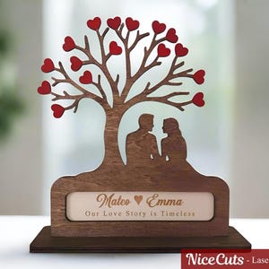 Casal romântico sob a árvore do amor, arquivos cortados a laser SVG DXF - presentes personalizados de aniversário de casamento, decoração personalizada para o dia dos namorados