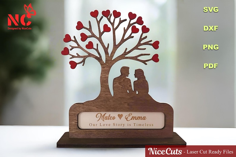 Puede incluir: Un recorte de madera de un &aacute;rbol con corazones rojos, una pareja de pie debajo del &aacute;rbol y una placa personalizada que dice "Mateo Emma Nuestra historia de amor es atemporal".