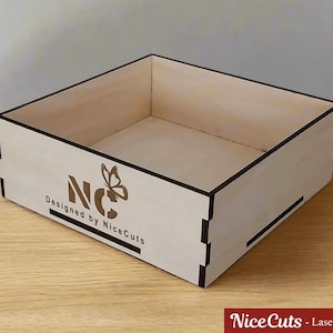 K&ouml;nnte beinhalten: Eine Holzkiste mit einem Schmetterlingsdesign und dem Text "NC Designed by NiceCuts". Die Kiste ist f&uuml;r den Laserschnitt geeignet und wird in den Formaten SVG, DXF, PNG und PDF geliefert.