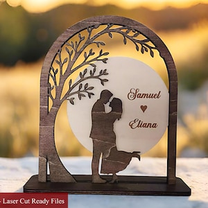 File di taglio laser per coppia romantica sotto l'albero - Cartello d'amore in formato SVG, decorazione per arco personalizzata, regalo per matrimonio e San Valentino, pronto per CNC Glowforge