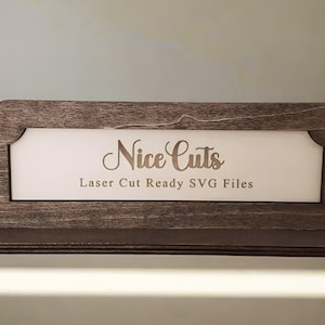 File SVG per targhette da scrivania - Supporto per targhette personalizzate con nome tagliato al laser, regalo professionale per organizer da scrivania, decorazione personalizzata per ufficio a strati