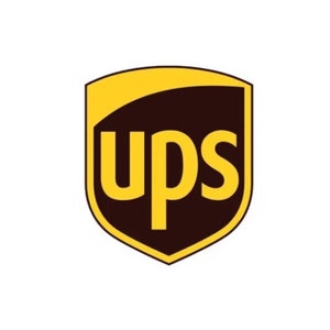 Peut inclure: Un logo en forme de bouclier brun avec le mot "UPS" en lettres jaunes.