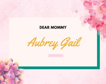 Peut inclure: Conception d'art numérique avec un fond rose tendre à l'aquarelle. Le texte "DEAR MOMMY" est en haut, avec "Aubrey Gail" en cursive, en jaune doré. Des accents floraux roses et violets encadrent le texte.
