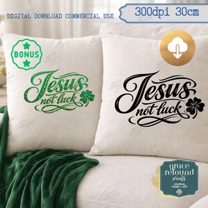以下が含まれることがあります： 「Jesus not luck」の文字が緑色のグリッターと黒い筆記体で書かれた白いクッションが2つ。それぞれにクローバーが描かれています。クッションは白いソファの上に置かれ、緑色の毛布が添えられています。画像には「DIGITAL DOWNLOAD COMMERCIAL USE」の文字が含まれています。