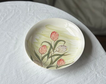 Plato de cerámica hecho a mano con tulipán rojo morado. Vajilla de cerámica con flores. Regalo de cumpleaños, boda, festival.