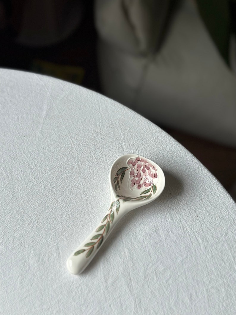 Cuchara de cerámica hecha a mano con tulipán, girasol, hortensia, glicina, amapola. Vajilla de cerámica con flores. Cumpleaños, boda, regalo. Wistaria