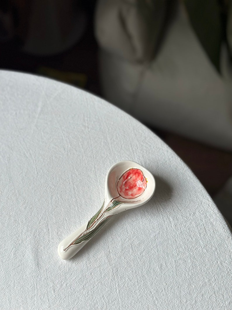 Cuchara de cerámica hecha a mano con tulipán, girasol, hortensia, glicina, amapola. Vajilla de cerámica con flores. Cumpleaños, boda, regalo. Tulip