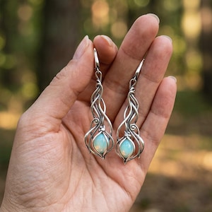 Orecchini pendenti - Pietra di luna in nodo floreale d'argento, gioielli medievali elfici fairycore, regalo Art Nouveau