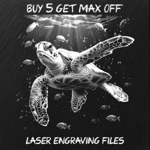 Puede incluir: Archivo de grabado láser en blanco y negro de una tortuga marina nadando bajo el agua con un banco de peces. El texto "BUY 5 GET MAX OFF" está en la parte superior de la imagen y "LASER ENGRAVING FILES" está en la parte inferior.