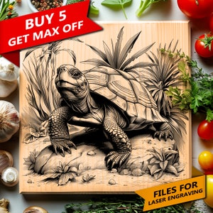 Puede incluir: Un archivo de grabado láser en blanco y negro de una tortuga caminando por un área cubierta de hierba. El archivo está diseñado para su uso con un grabador láser. "ARCHIVOS PARA GRABADO LÁSER" está escrito en rojo en la parte inferior de la imagen.