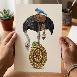 Puede incluir: Una lámina de arte rectangular que muestra una avestruz negra con una silla de montar de cuero marrón y un pequeño pájaro azul encima. Una linterna colgante está sujeta a la silla. La avestruz se apoya sobre un gran huevo dorado con una letra C.