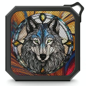Op de afbeelding: Zwarte, achthoekige draagbare luidspreker met een gedetailleerde wolf-illustratie. De wolf heeft grijze vacht, groene ogen en een blauw en wit gezicht, tegen een kleurrijke, gestippelde achtergrond. De luidspreker heeft een zwart frame en een lus om te dragen.