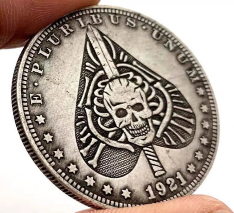 Hobo Coin - Подарочная монета в форме сердца с черепом в защитной пластиковой капсуле с гравировкой на меди 1 — изображение